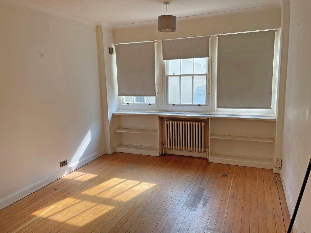 Lot: 127 - STUDIO FLAT IN SEAFRONT LOCATION -